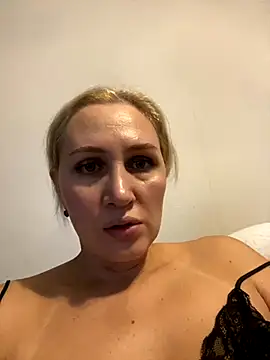 YourBlondee online show from November 2025 02:02:02 AM