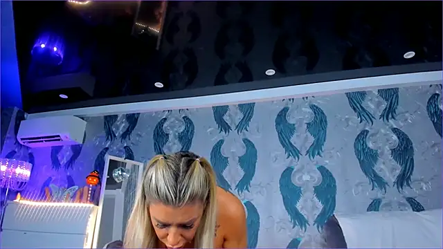 Snapshot of anneswhite chatting on November 2025 04:39:02 AM anneswhite online show from November 2025 04:39:02 AM