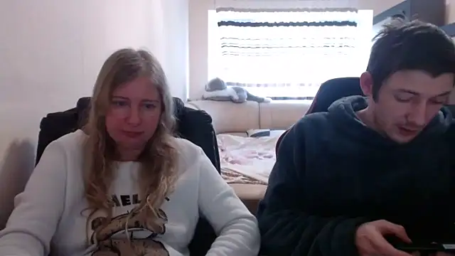 Snapshot of PeterAndJen chatting on March 2025 10:04:01 AM PeterAndJen online show from March 2025 10:04:01 AM