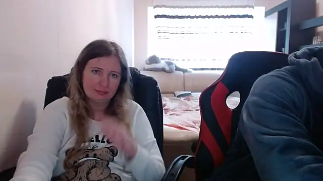 Snapshot of PeterAndJen chatting on March 2025 09:23:02 AM PeterAndJen online show from March 2025 09:23:02 AM