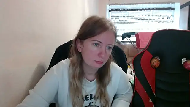 Snapshot of PeterAndJen chatting on October 2025 07:06:01 AM PeterAndJen online show from October 2025 07:06:01 AM