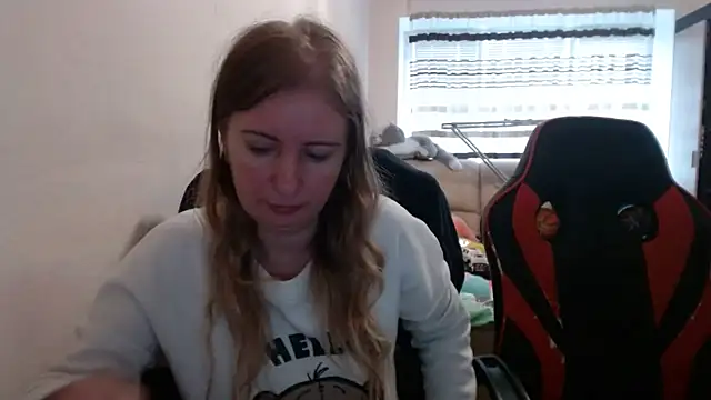 Snapshot of PeterAndJen chatting on October 2025 07:50:01 AM PeterAndJen online show from October 2025 07:50:01 AM