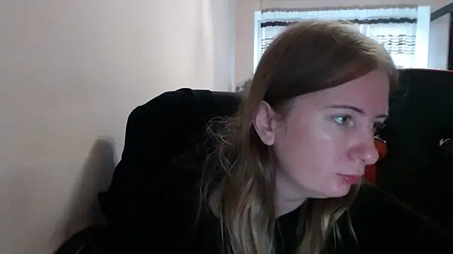 Snapshot of PeterAndJen chatting on October 2025 08:01:01 AM PeterAndJen online show from October 2025 08:01:01 AM