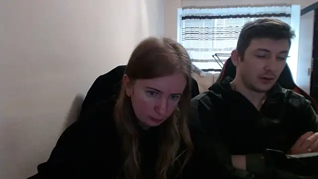 Snapshot of PeterAndJen chatting on October 2025 06:12:01 AM PeterAndJen online show from October 2025 06:12:01 AM