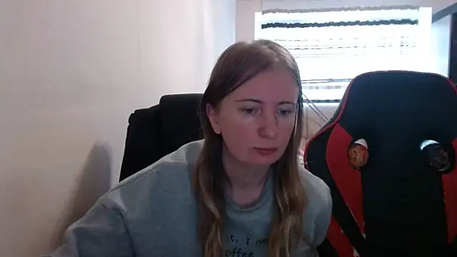 Snapshot of PeterAndJen chatting on October 2025 07:08:02 AM PeterAndJen online show from October 2025 07:08:02 AM