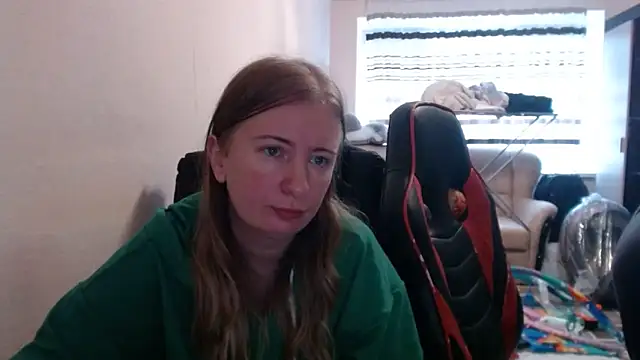 Snapshot of PeterAndJen chatting on October 2025 08:04:02 AM PeterAndJen online show from October 2025 08:04:02 AM