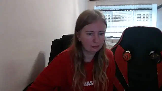 Snapshot of PeterAndJen chatting on November 2025 08:03:01 AM PeterAndJen online show from November 2025 08:03:01 AM