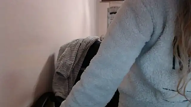 Snapshot of PeterAndJen chatting on December 2025 08:24:02 PM PeterAndJen online show from December 2025 08:24:02 PM