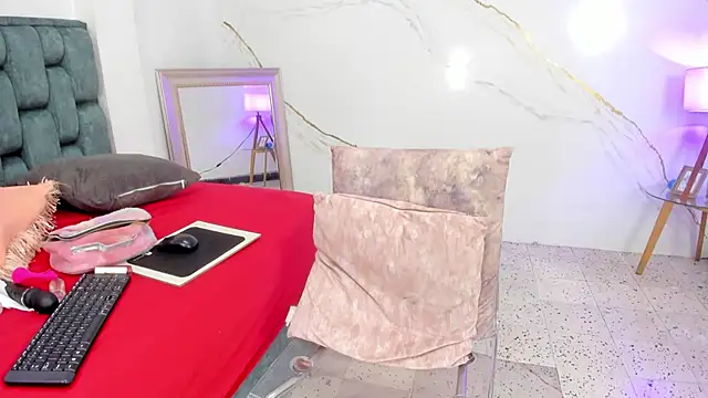 IsiisLovei online show from November 2025 02:13:01 PM