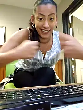 Snapshot of Nikkierosee chatting on February 2025 07:45:01 AM Nikkierosee online show from February 2025 07:45:01 AM