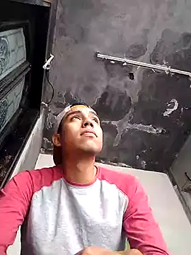 AlexAlejandro13 online show from December 2024 07:41:02 PM