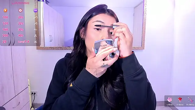 Snapshot of EricaVanderhill chatting on April 2026 06:19:02 AM EricaVanderhill online show from April 2026 06:19:02 AM