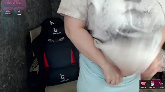 Snapshot of Korolek12 chatting on April 2026 03:53:02 PM Korolek12 online show from April 2026 03:53:02 PM