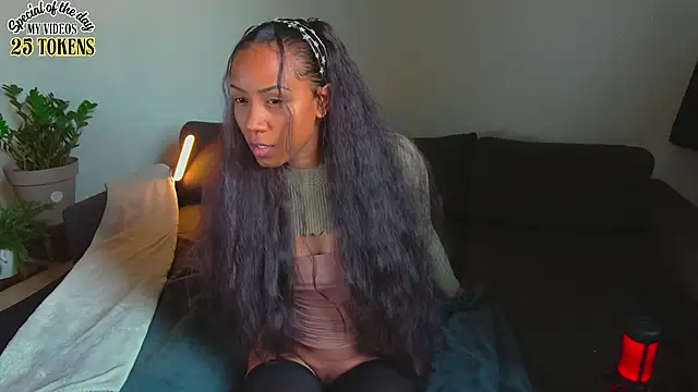 Snapshot of Therainqueen chatting on October 2025 09:05:02 AM Therainqueen online show from October 2025 09:05:02 AM