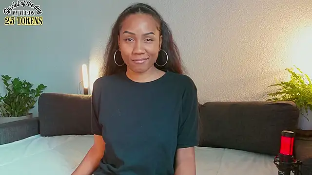 Snapshot of Therainqueen chatting on October 2025 09:06:02 AM Therainqueen online show from October 2025 09:06:02 AM