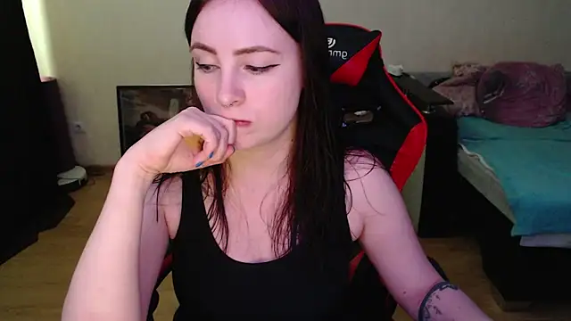 Snapshot of Laralianna chatting on April 2026 10:29:02 AM Laralianna online show from April 2026 10:29:02 AM