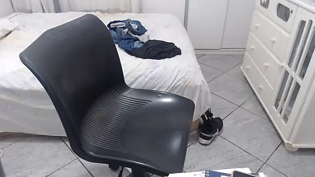 Snapshot of MysterBearMG chatting on February 2025 11:10:02 PM MysterBearMG online show from February 2025 11:10:02 PM