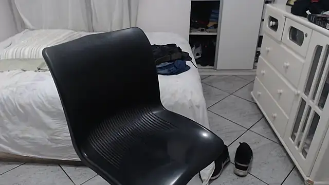 Snapshot of MysterBearMG chatting on March 2025 02:05:01 AM MysterBearMG online show from March 2025 02:05:01 AM