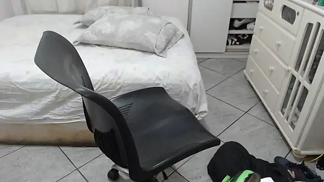 Snapshot of MysterBearMG chatting on October 2025 11:41:02 PM MysterBearMG online show from October 2025 11:41:02 PM