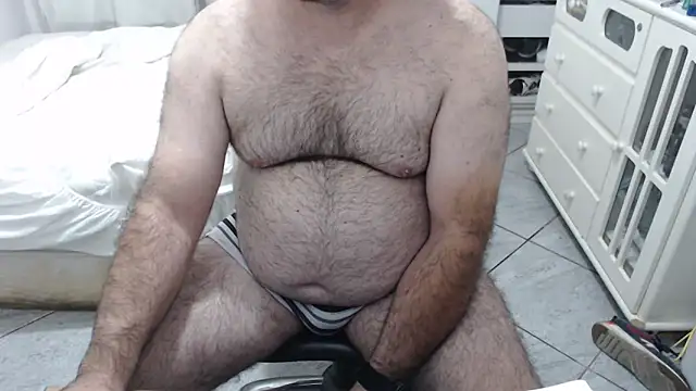 Snapshot of MysterBearMG chatting on November 2025 12:10:01 AM MysterBearMG online show from November 2025 12:10:01 AM