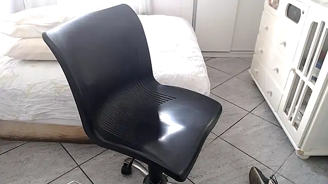 Snapshot of MysterBearMG chatting on November 2025 11:46:01 AM MysterBearMG online show from November 2025 11:46:01 AM