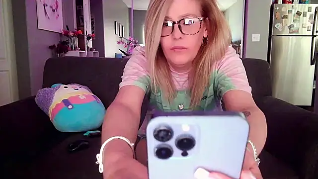 Snapshot of Lexi_Shocker chatting on March 2025 08:19:02 PM Lexi Shocker online show from March 2025 08:19:02 PM