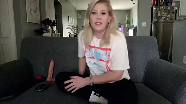 Snapshot of Lexi_Shocker chatting on November 2025 05:40:02 PM Lexi Shocker online show from November 2025 05:40:02 PM