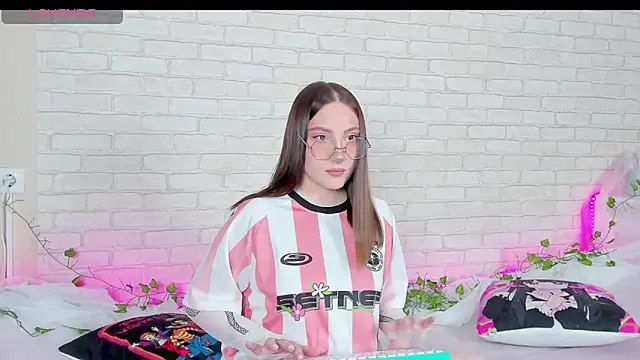 LinaKenny online show from November 2025 04:08:02 PM