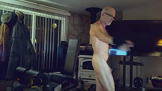 Snapshot of MoonDancer chatting on April 2026 04:35:01 AM MoonDancer online show from April 2026 04:35:01 AM