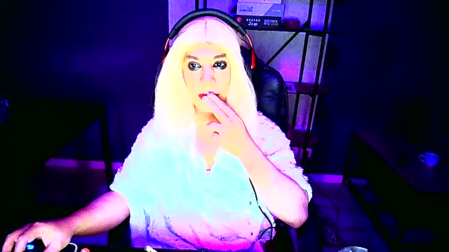 Snapshot of LatruieSow chatting on November 2025 06:34:02 AM LatruieSow online show from November 2025 06:34:02 AM