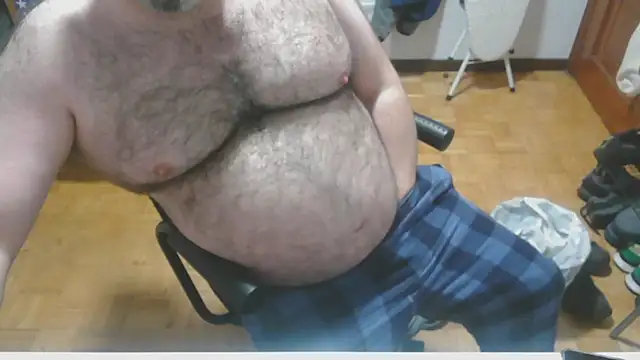 Snapshot of mikeyhotbear chatting on December 2024 06:23:01 AM mikeyhotbear online show from December 2024 06:23:01 AM