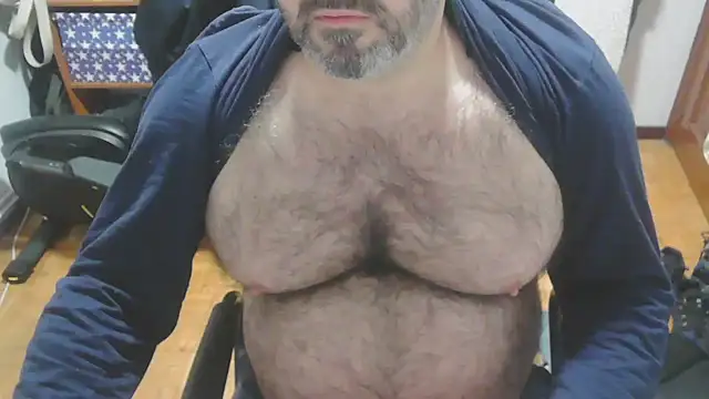 Snapshot of mikeyhotbear chatting on December 2024 06:29:02 AM mikeyhotbear online show from December 2024 06:29:02 AM