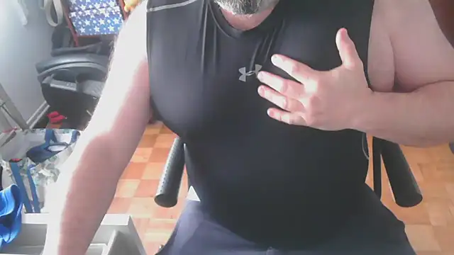 Snapshot of mikeyhotbear chatting on January 2025 04:51:02 PM mikeyhotbear online show from January 2025 04:51:02 PM