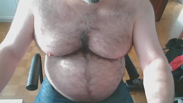 Snapshot of mikeyhotbear chatting on February 2026 05:00:01 PM mikeyhotbear online show from February 2026 05:00:01 PM