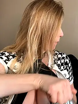 Snapshot of FoxyFrenchy chatting on October 2025 10:18:01 AM FoxyFrenchy online show from October 2025 10:18:01 AM