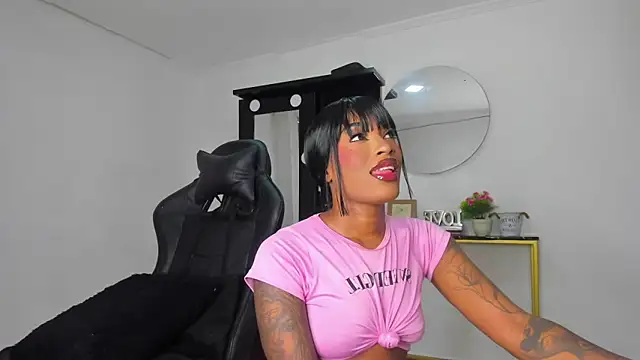 Snapshot of Emattaylor chatting on November 2025 11:43:02 AM Emattaylor online show from November 2025 11:43:02 AM