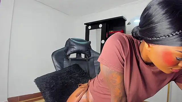 Snapshot of Emattaylor chatting on November 2025 11:02:01 AM Emattaylor online show from November 2025 11:02:01 AM