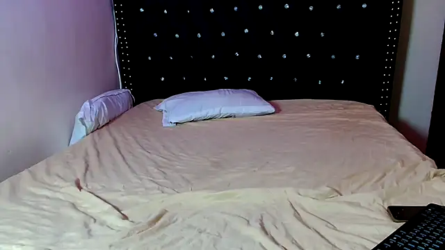 Snapshot of Toomuchbooty33 chatting on September 2025 12:54:01 PM Toomuchbooty33 online show from September 2025 12:54:01 PM