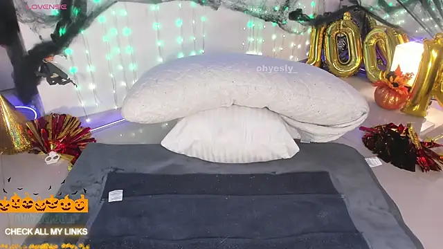 Snapshot of ohyesly_ chatting on October 2025 11:00:01 AM ohyesly online show from October 2025 11:00:01 AM