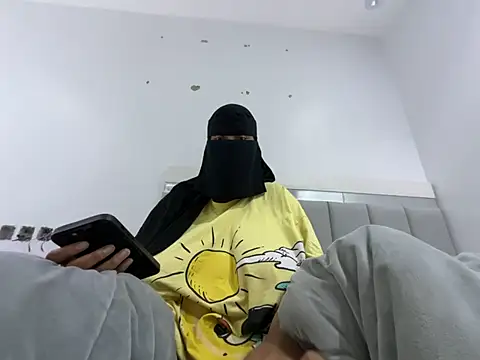 Snapshot of Submissive_Arab chatting on January 2025 10:51:01 PM Submissive Arab online show from January 2025 10:51:01 PM