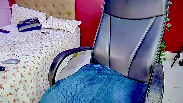 Snapshot of Naughty_nightz chatting on January 2025 08:24:01 PM Naughty nightz online show from January 2025 08:24:01 PM