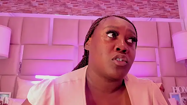 ShaniaBrownn online show from April 2026 07:19:01 PM