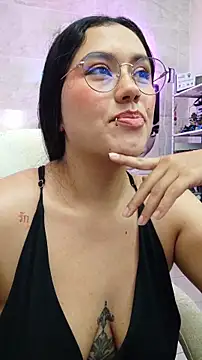 Snapshot of LauraRuiz1 chatting on May 2026 11:23:01 PM LauraRuiz1 online show from May 2026 11:23:01 PM