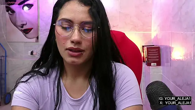 Snapshot of LauraRuiz1 chatting on May 2026 11:45:02 PM LauraRuiz1 online show from May 2026 11:45:02 PM