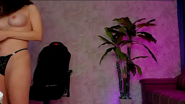 Snapshot of Emma7 chatting on February 2025 04:25:01 AM Emma7 online show from February 2025 04:25:01 AM