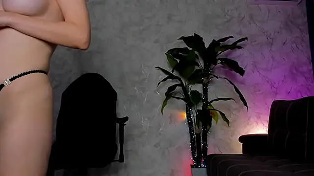 Snapshot of Emma7 chatting on November 2025 02:14:01 AM Emma7 online show from November 2025 02:14:01 AM