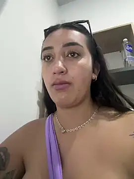 Snapshot of Hannahoff chatting on January 2025 03:20:01 AM Hannahoff online show from January 2025 03:20:01 AM