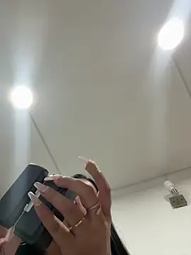 Snapshot of Hannahoff chatting on April 2026 01:17:02 AM Hannahoff online show from April 2026 01:17:02 AM