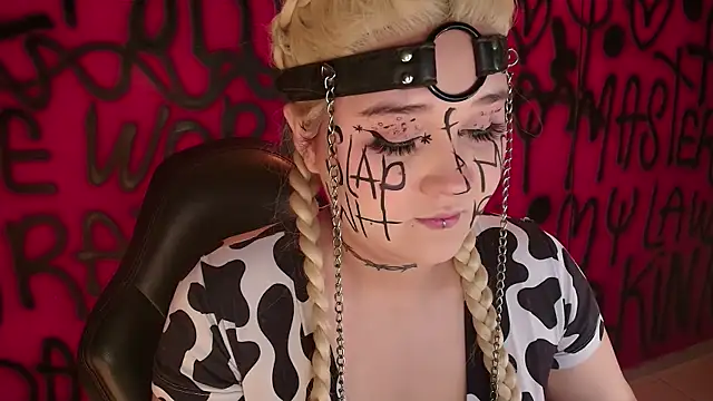 Snapshot of Laura_takint chatting on December 2024 07:11:02 PM Laura takint online show from December 2024 07:11:02 PM