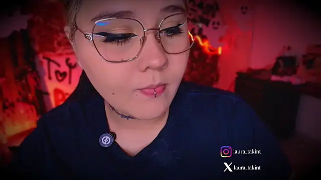 Snapshot of Laura_takint chatting on October 2025 09:12:02 PM Laura takint online show from October 2025 09:12:02 PM